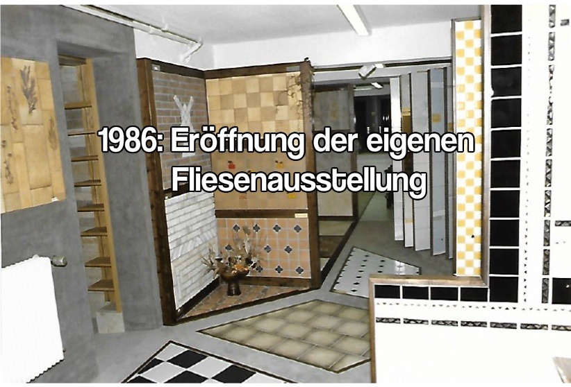 1986: Eröffnung der eigenen Fliesenausstellung – Innenraum mit Musterfliesen und Ausstellungstafeln.